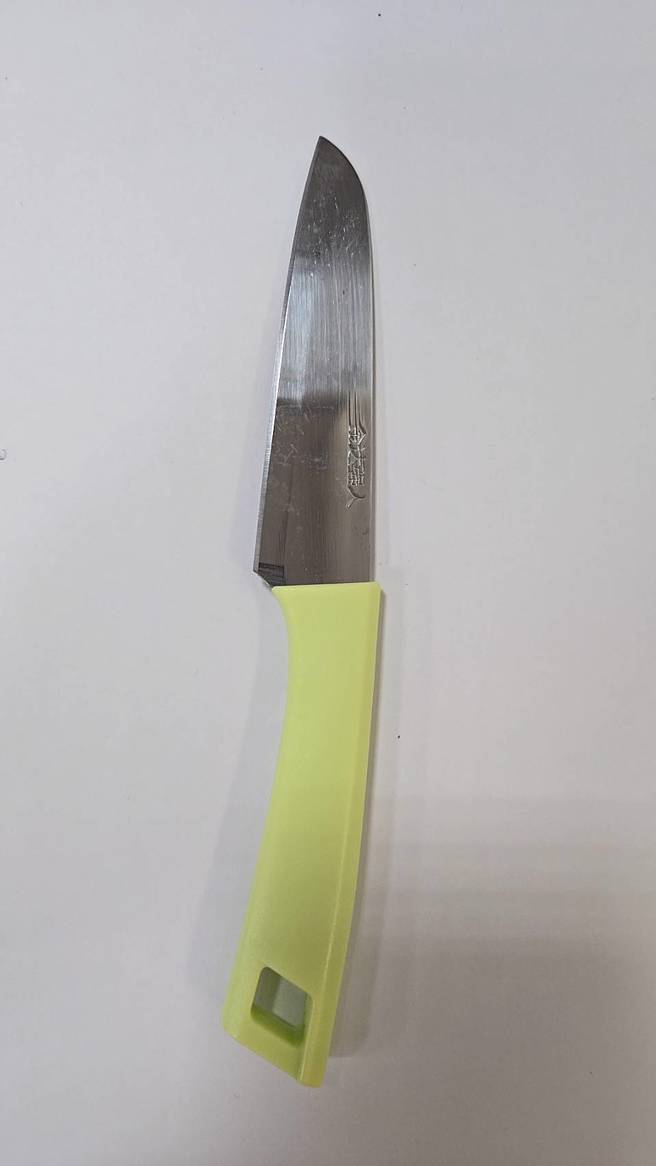 警方现场扣留的水果刀。（翻摄画面）