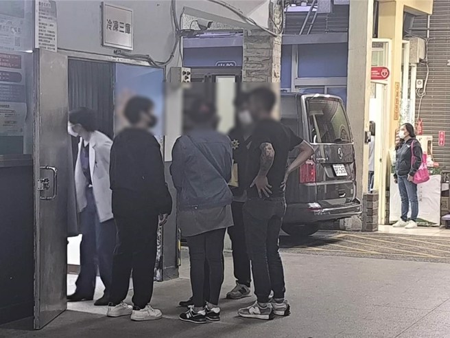 林女母亲、阿姨和黄姓前夫前往殡仪馆等候相验确认死因。（李京升摄）