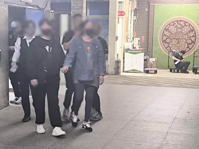 林女母亲、阿姨相验过程频频拭泪、不发一语。（李京升摄）