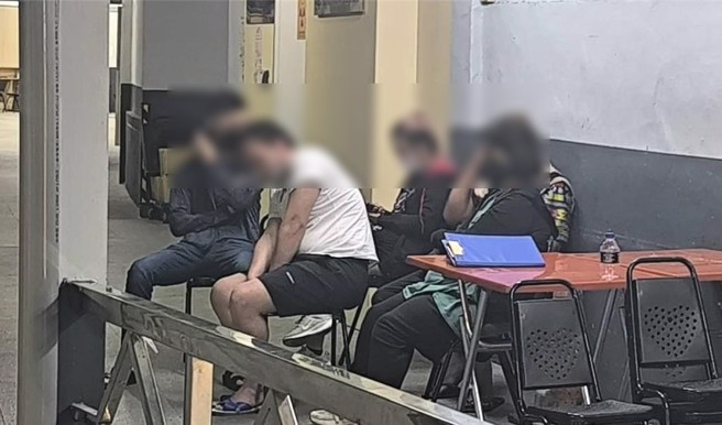 林女现任黄姓男友（白衣者）到场后痛哭。（李京升摄）