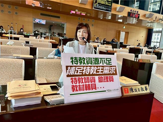 台中市议员陈淑华15日在议会质询，最近传出台中特教学校要减4班，令老师、学生感到忧心。（陈淑娥摄）