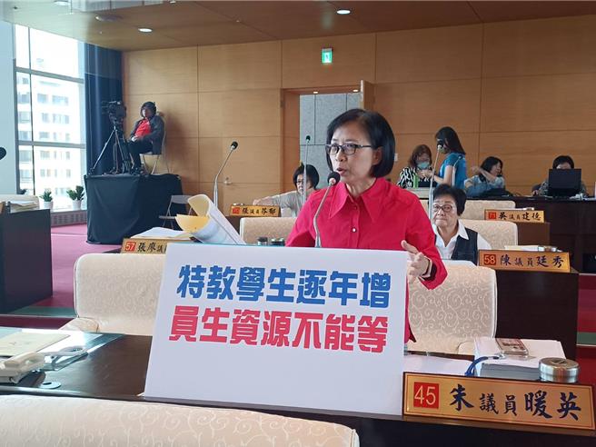 市议员朱暖英说，教育局要持续改善一般合格教师与特教助理员的工作与待遇条件。（陈淑娥摄）