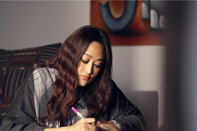 家家亲绘画作巧妙呼应〈月不落〉意象。（相信音乐提供）