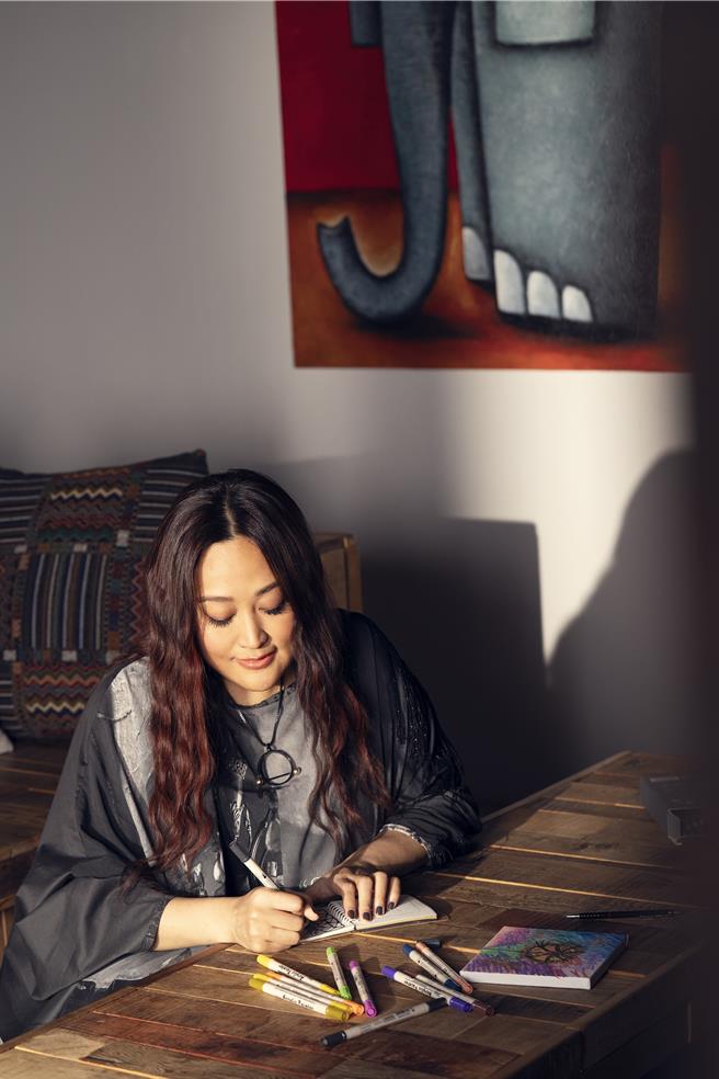 家家首波先行曲〈月不落〉即将率先登场，4月18日正式上架。（相信音乐提供）