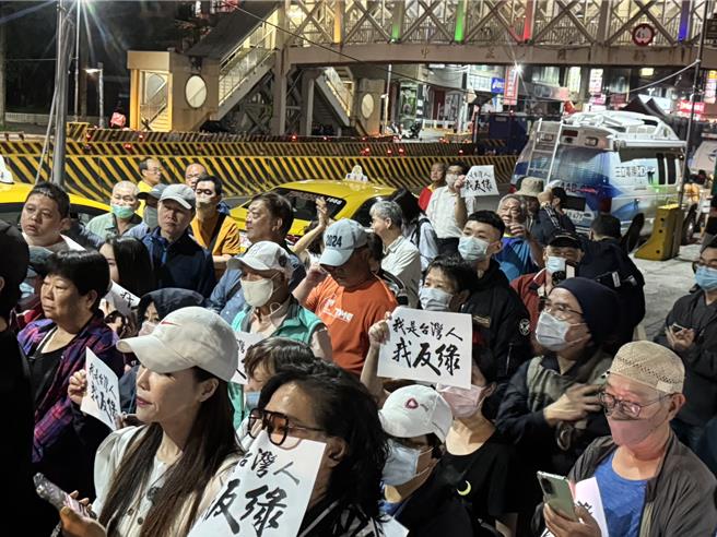 不满司法调查行动的民眾到新北地检署前抗议。（柯毓庭摄）