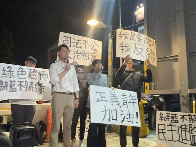 国民党发言人杨智伃等人到场声援。（柯毓庭摄）