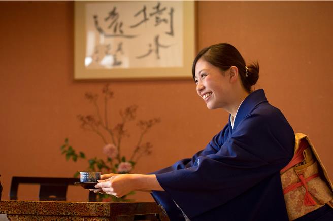 北投「晶泉丰旅」邀请山形县「日本之宿 古窑」女将来台指导，4月24日至26日推出限量住房专案，搭配古窑总料理长星川直树精心烹调的「山海旬味飨宴」，每人每晚10，800元起。(北投晶泉丰旅提供)