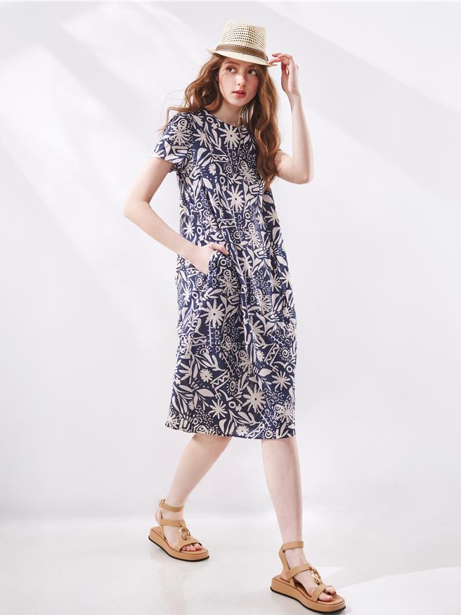 高雄大遠百Le Polka洋裝，3280元，單筆滿8800元贈LED摺疊化妝鏡。（遠百提供）