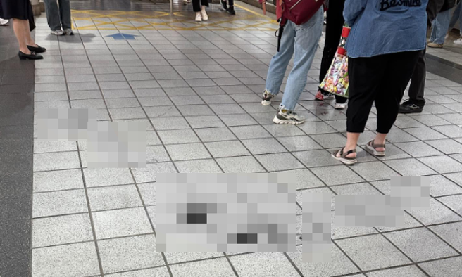 15日下午北投石牌捷运站发生惊人的持刀伤人案，嫌犯已经遭逮捕带回。（图／网友@cpy0314授权提供）