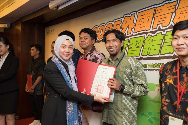 驻臺北印尼经济贸易代表处贸易部主任 Wara Agustina Rukmini颁发结训证书给实习生颁发结训证书给实习生。图／农业部提供