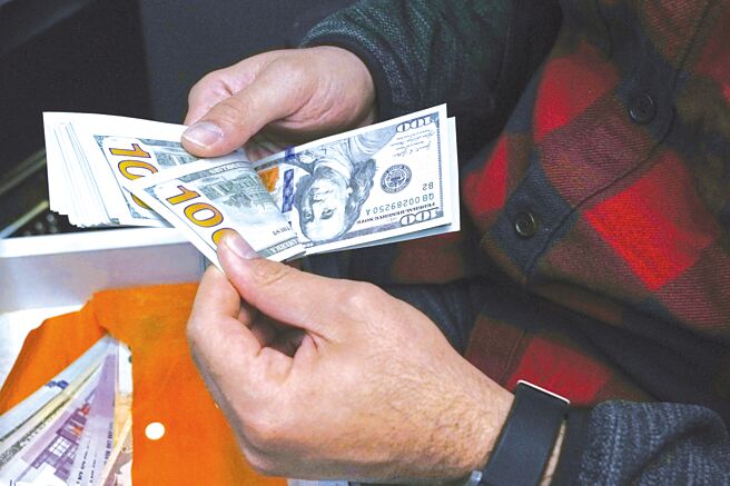 美国关税政策反覆，美元指数近期一路暴跌破100大关。图／美联社