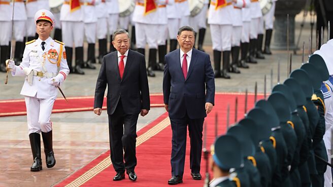 中国国家主席习近平出访越南，越共中央总书记苏林至机场欢迎。图／ 中新社