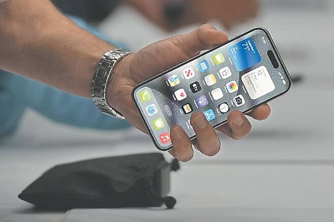 川普开通关税人道走廊，先前受到关税影响较深的苹概股于14日纷劲扬，华通、大立光等皆涨逾半根停板。图／美联社