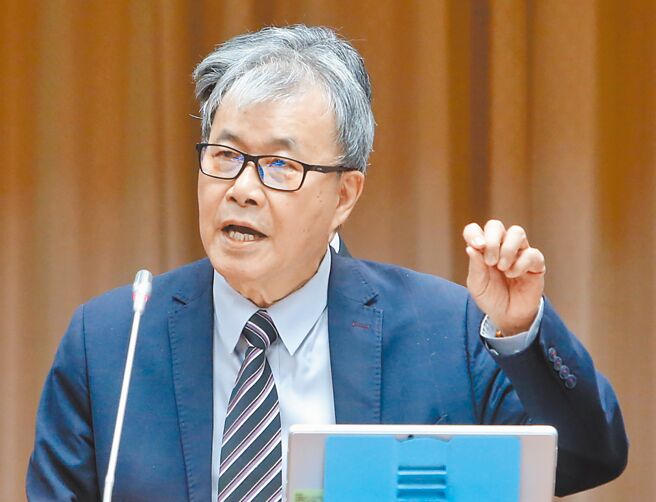 教育部长郑英耀14日表示，对于学生在校园摆摊连署罢免予以尊重。（赵双杰摄）