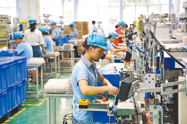 中美關稅戰至今難解，大陸發布數據顯示，第一季中美貿易仍有所增長。圖為大陸廣西貴港市嘉龍海傑電子科技產業園生產工廠，工人在生產線上生產手機配件。（新華社）