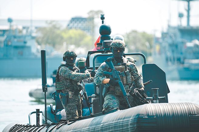 澳洲智庫分析，北京在試探川普的過程中，將持續加強在台海的演習。圖為海軍陸戰隊。（軍聞社）