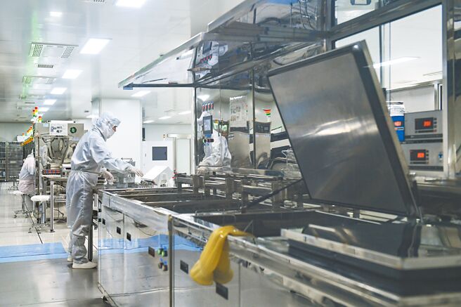 中國4日下令限制6種重稀土金屬和稀土磁鐵的出口，圖為內蒙古包頭市的工廠車間加工稀土。（新華社）