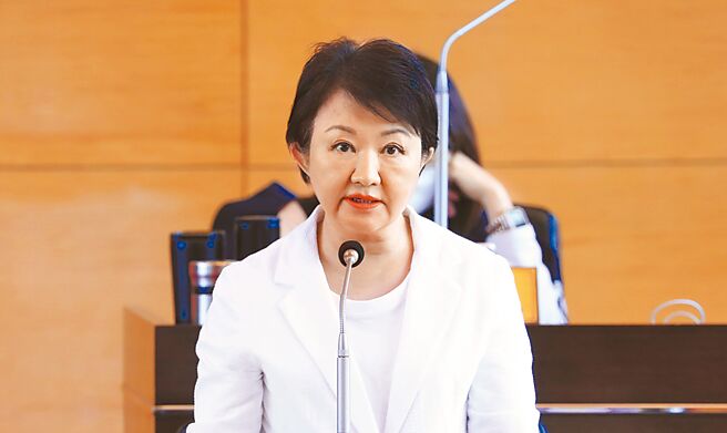 台中市長盧秀燕在市議會表示，台中6年上繳9000億，分回2668億，直言「台中市民太委屈」。（馮惠宜攝）