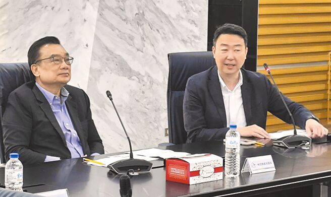 立法院交通委員會14日前往台中國際機場考察中捷橘線進度，交通部長陳世凱（右）表示，台中捷運進度落後外縣市，將加速審查橘線，讓台中捷運急起直追。（李京昇攝）