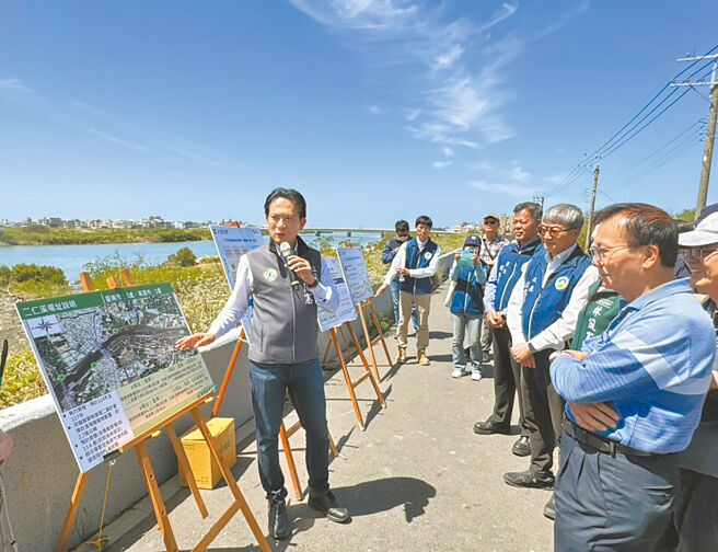 立委林俊憲（左）14日會同環境部常務次長沈志修等人會勘二仁溪廢棄物清理場址。（林俊憲服務處提供／洪榮志台南傳真）
