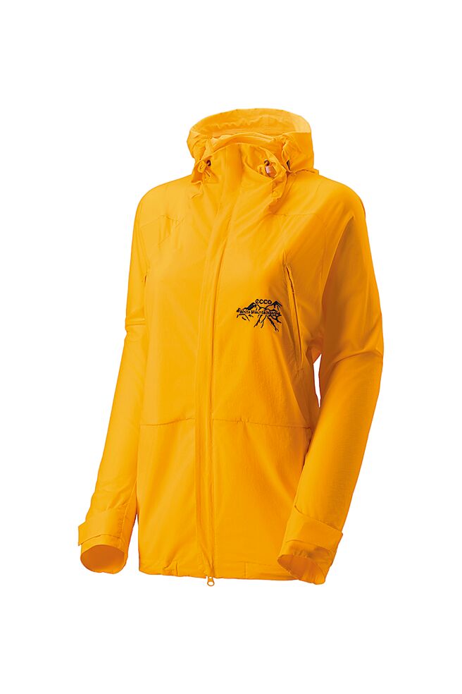 ECCO X White Mountaineering女士防晒防泼水可收纳连帽轻薄外套，1万1200元，4月底上市。（ECCO提供）