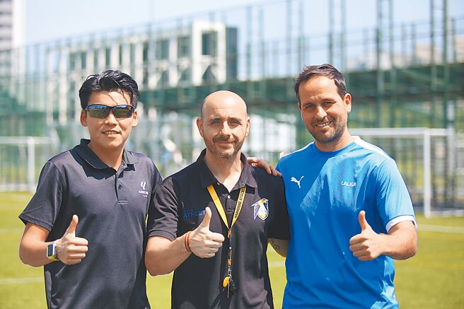 西甲足球学校总教练翁伟宾（左起）、高雄先锋女足队总教练罗哈斯、西甲足球学校技术总监拉蒙在楠梓足球场合照。（李弘斌摄）
