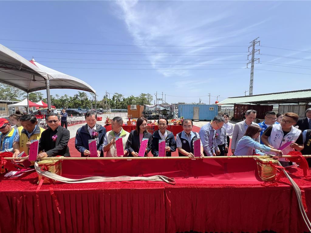 高市府於大寮社會住宅（第1期）新建工程舉行上梁典禮。（水利局提供）