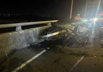 台南死亡車禍！賓士自撞車頭全毀 男駕駛「噴飛車外」送醫不治