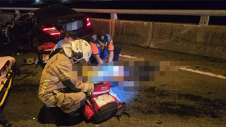 60歲賓士男「疑開太快」自撞橋墩 噴飛車外身亡