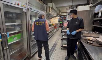 高雄碳佐麻里疑食物中毒 4人上吐下瀉送醫 8樣食材採驗中