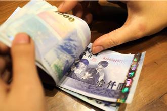 高雄男欠錢落跑！地下錢莊追債軟禁他 沖天炮塞褲子口袋