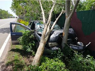 金門男開車失神猛撞軍營圍牆   阿兵哥聞巨響衝出急救人