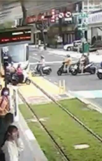 高雄輕軌駕駛恍神竟開過頭！倒退嚕進站旅客全傻眼