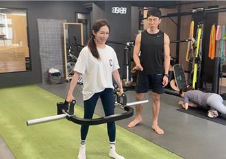 萧亚轩回来了！髋关节骨折「5度动刀」最新近况曝光