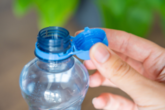 開瓶蓋500顆塑膠微粒掉水中 醫曝日常3行為：恐害失智