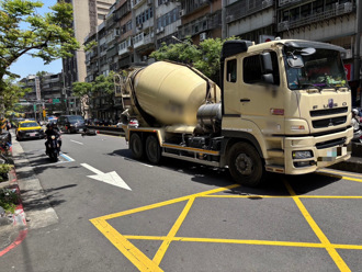 北市文山区死亡车祸！水泥预拌车碰撞机车 老妇遭辗臟器外露惨死