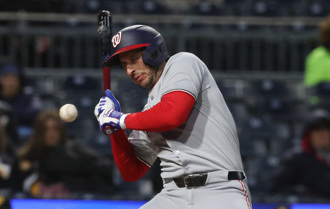 影》血濺球場！國民三壘手遭速球砸臉倒地 隊友、對手全嚇傻