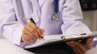 GG长白疹脱裤检查 女医一摸「硬了」 1句话他爽到不行