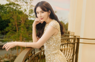 林志玲深夜突發片 「高衩黑紗透視裝」 50歲真實身材被看光