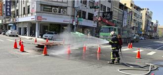 彰市道路施工挖破瓦斯管线 消防洒水防护紧急止漏