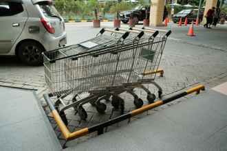 超市清倉活動引爆熱潮！ 500輛購物車竟全被陸民推回家