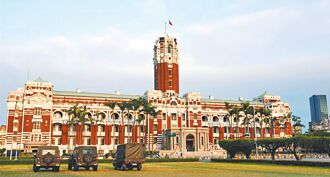 何经济压力大 妻曾是铁卫营宪兵