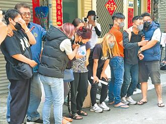 单亲妈拉拔2女 前夫、男友泪崩