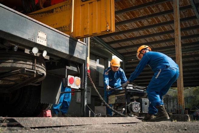 工修組進行作業整備，於時限內完成發電機、電焊機、抽油泵及焊條等機具、耗材檢整。（記者陳怡璿攝）