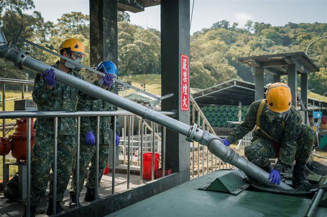 陸軍3支部補給油料庫桃園油料分庫，昨日實施油料整補作業，透過油罐車灌裝等演練，強化後勤支援效能。（記者陳怡璿攝）
