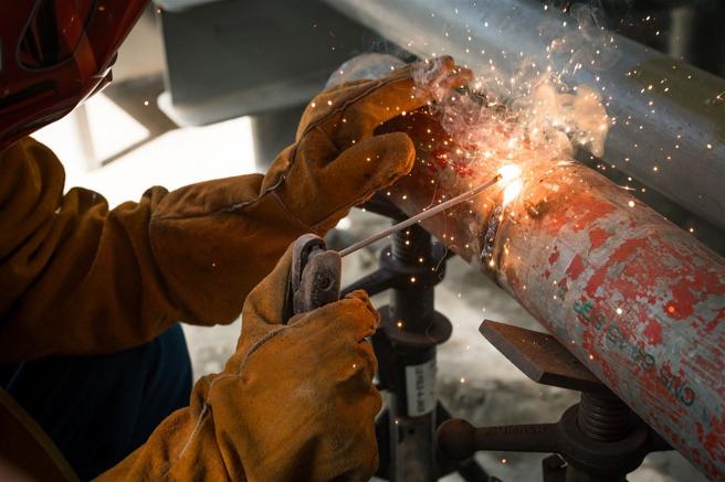 陸軍3支部補給油料庫桃園油料分庫，昨日實施油管搶修作業，透過輸油管線焊補等演練，強化後勤支援效能。（記者陳怡璿攝）