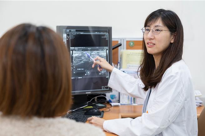 图说：国立阳明交通大学附设医院乳房外科医师韩馨如表示，早期发现乳房病变是预防乳癌的关键，若能在癌前病变或原位癌时期即时处理，便能大幅降低发展成侵袭性乳癌的风险。（国立阳明交通大学附设医院提供）
