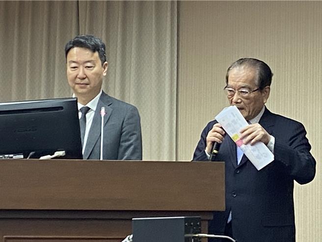 高铁董事长郑光远（右）说明列车14日抵达板桥站却未开门的事件。（陈佑诚摄）