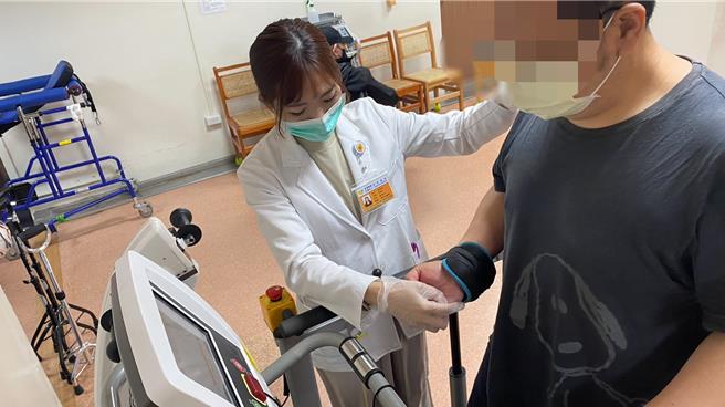 员荣医院復健科物理治疗师严彗慈协助患者（非当事人）练习走路。（员荣医院提供／叶静美彰化传真）