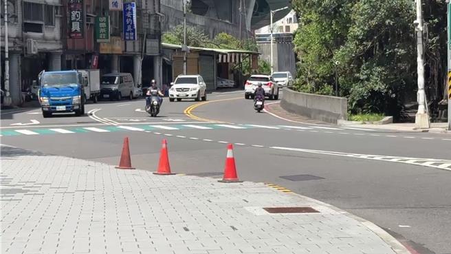 基隆市中正路與正豐街口近年人行道拓寬，卻常發生交通事故，當地居民希望能夠適當讓人行道內縮，讓道路截彎取直。（張志康攝）